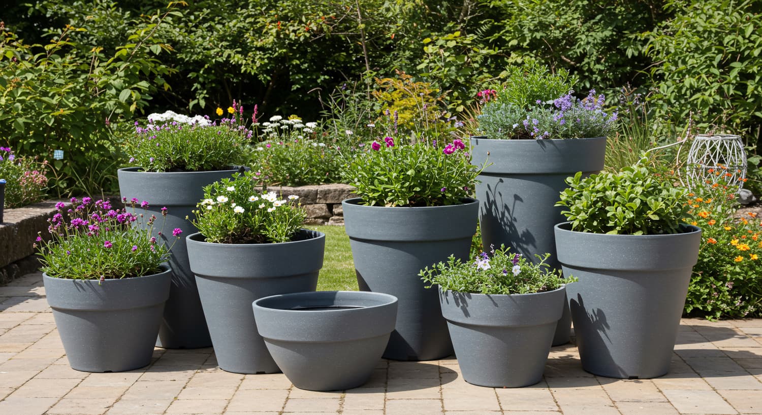 Completa tus zonas verdes con nuestra decoración y macetería